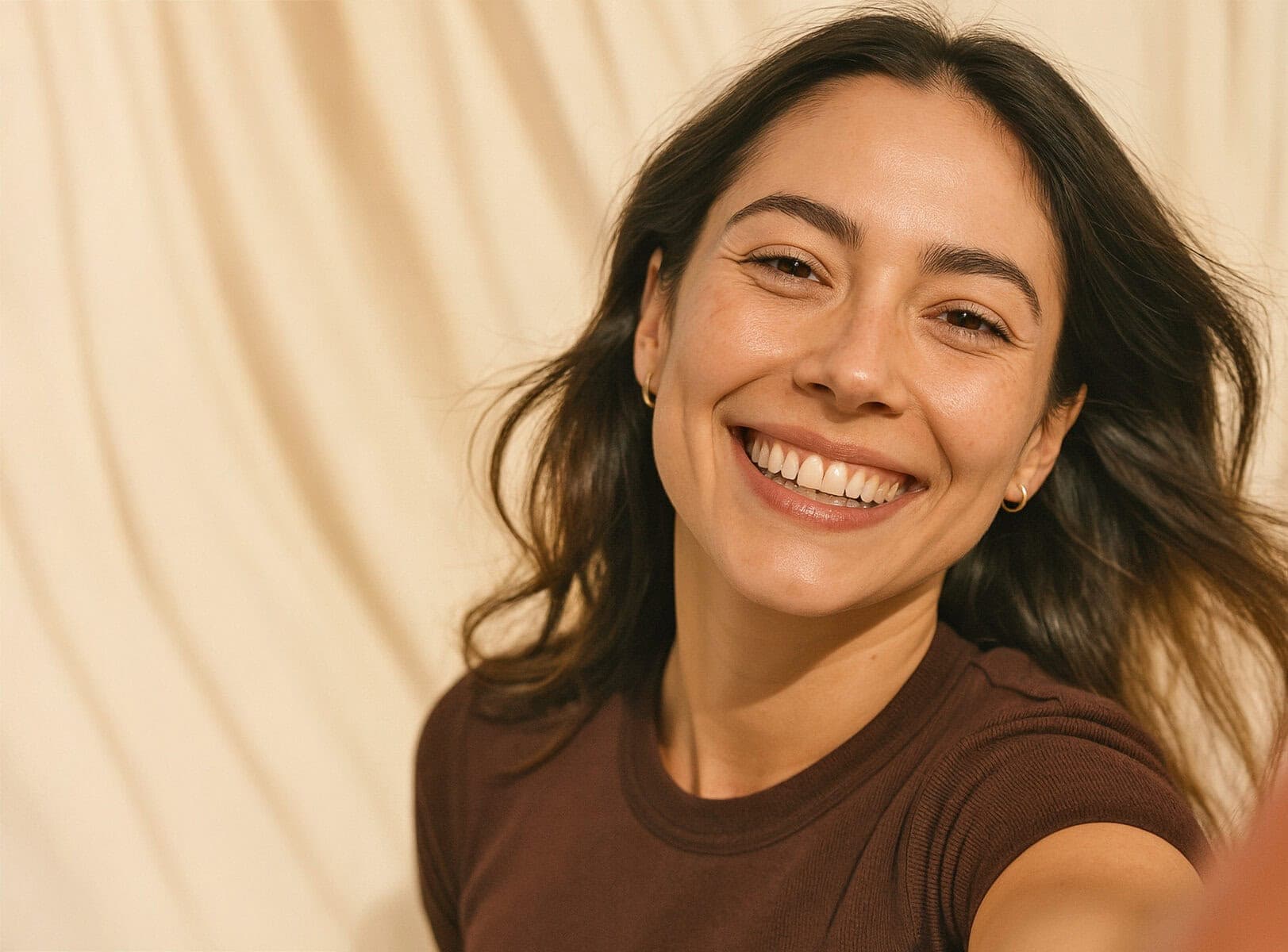 Stralende vrouw met gezonde huid, tevreden klant Glow Clinic, huidverbetering en cosmetische behandelingen.