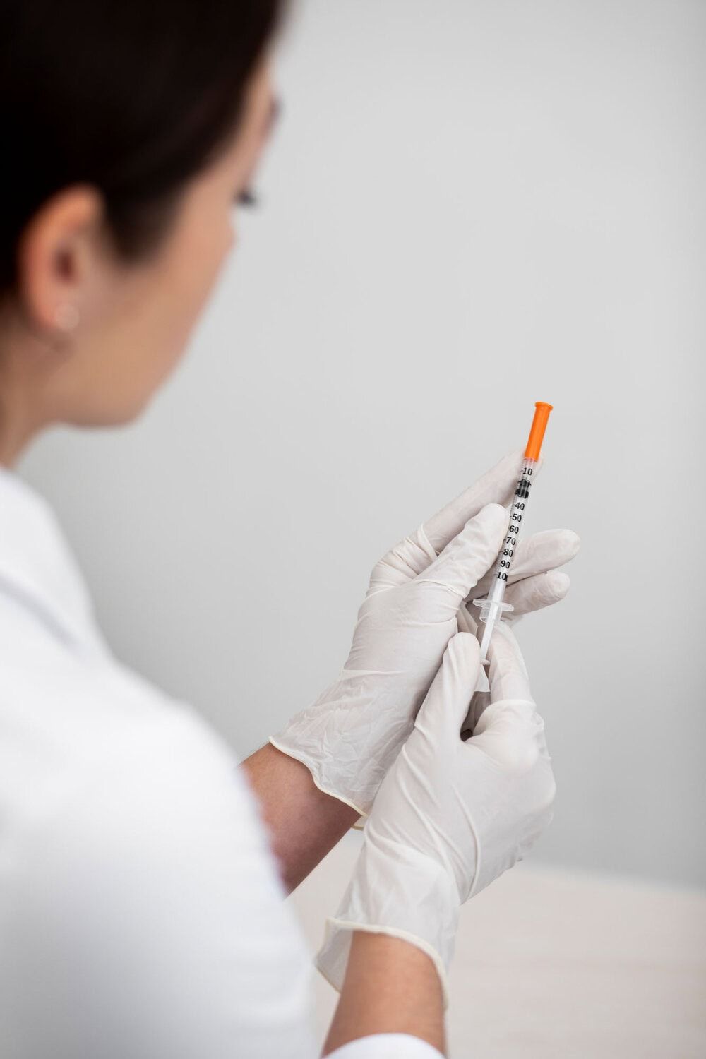 Zorgvuldige injectie met hyaluronzuur door medisch professional.