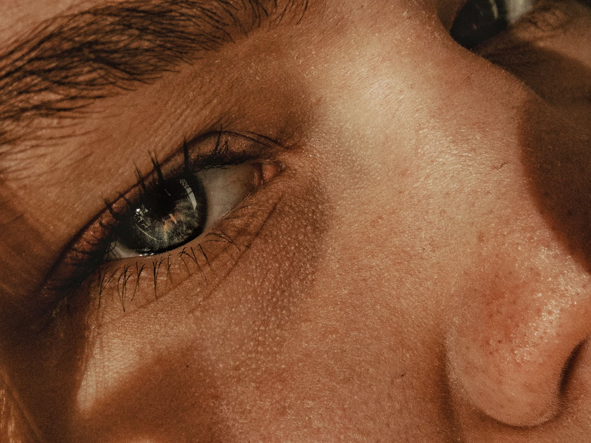 Strakke en glanzende huid na skincare behandeling bij Glow Clinic.