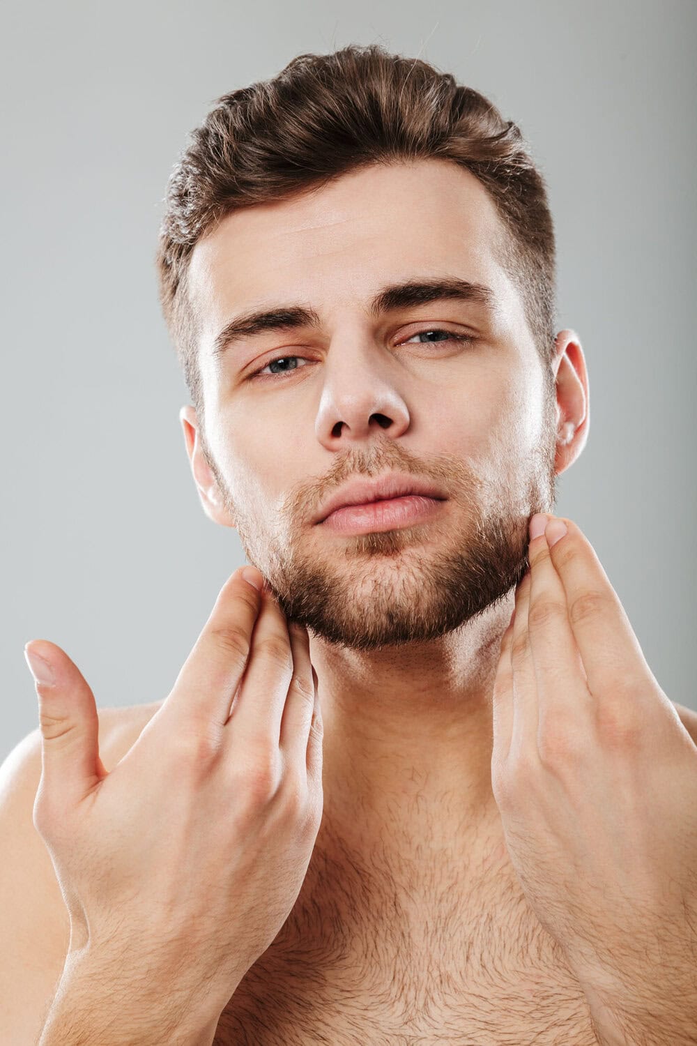 Gezichtsverzorging en huidverbetering met man met verzorgd gelaat, close-up, huidtherapie, huidverjonging.