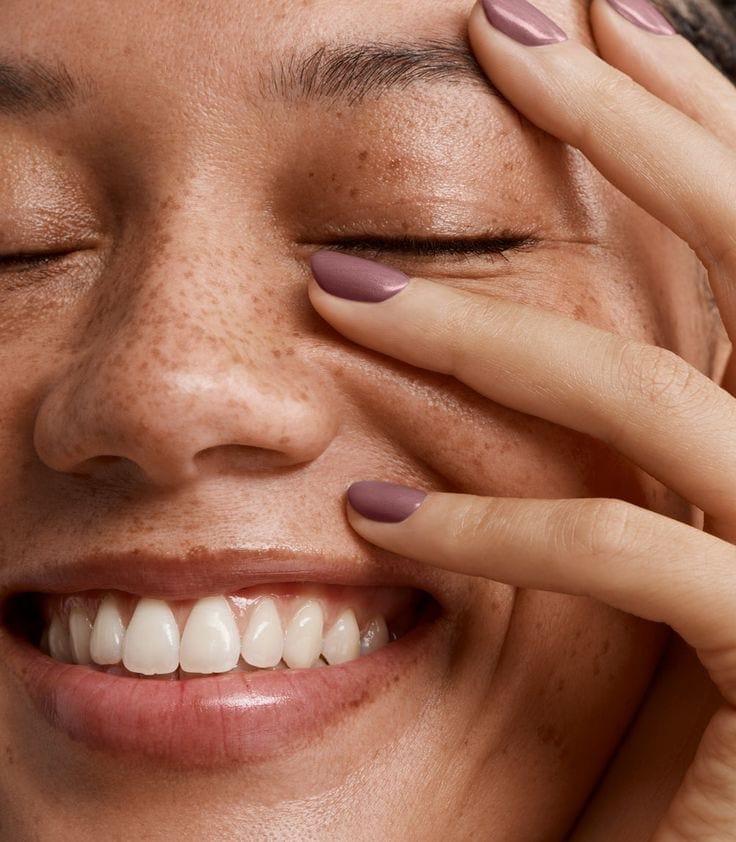 Zicht op stralende huid en egale teint na professionele huidverbetering of laserbehandeling bij Glow Clinic.