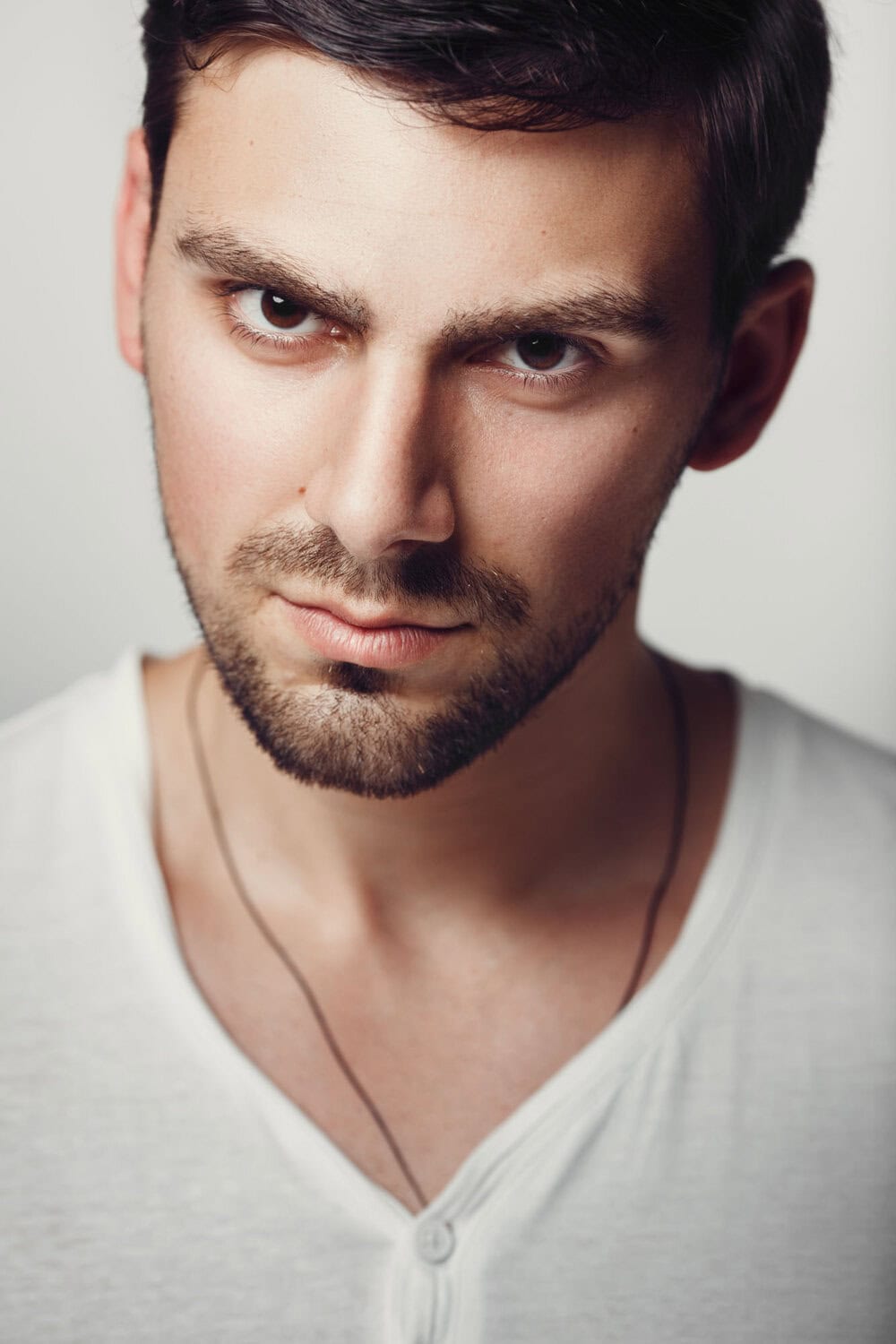 Hij met gezonde huid en verzorgde baard, close-up portret.