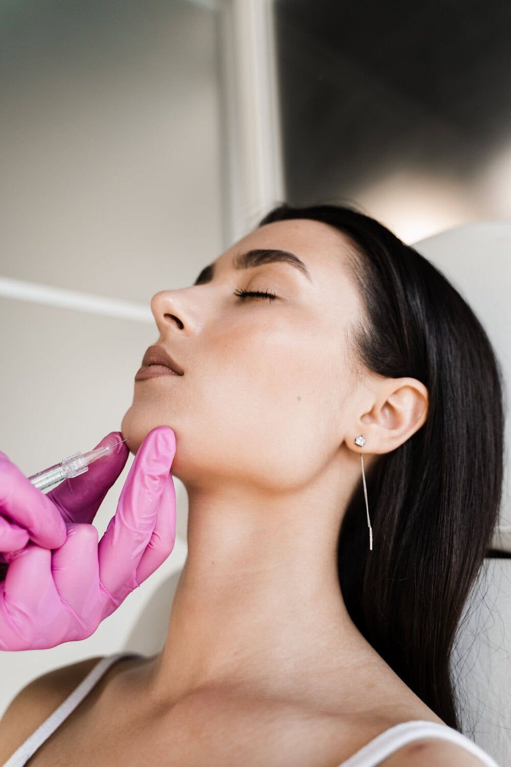 Zeer goede laser ontharing behandeling voor een zijaanzicht van een vrouw, die haar lippen krijgt behandeld door een specialist.