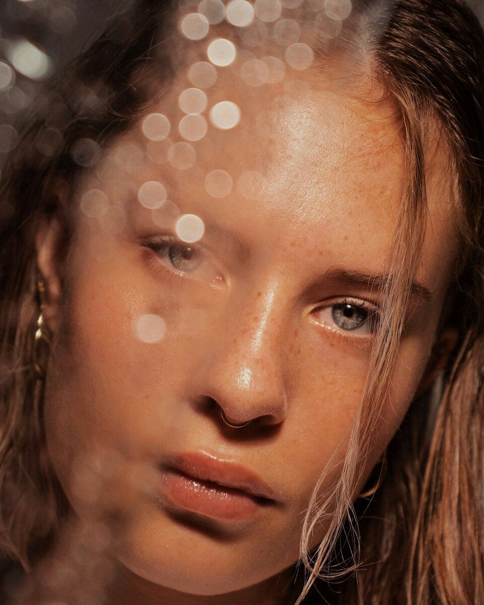 Glowy huid door huidverzorging en professionele behandelingen bij Glow Clinic. Refining en verzorging voor een stralende look.