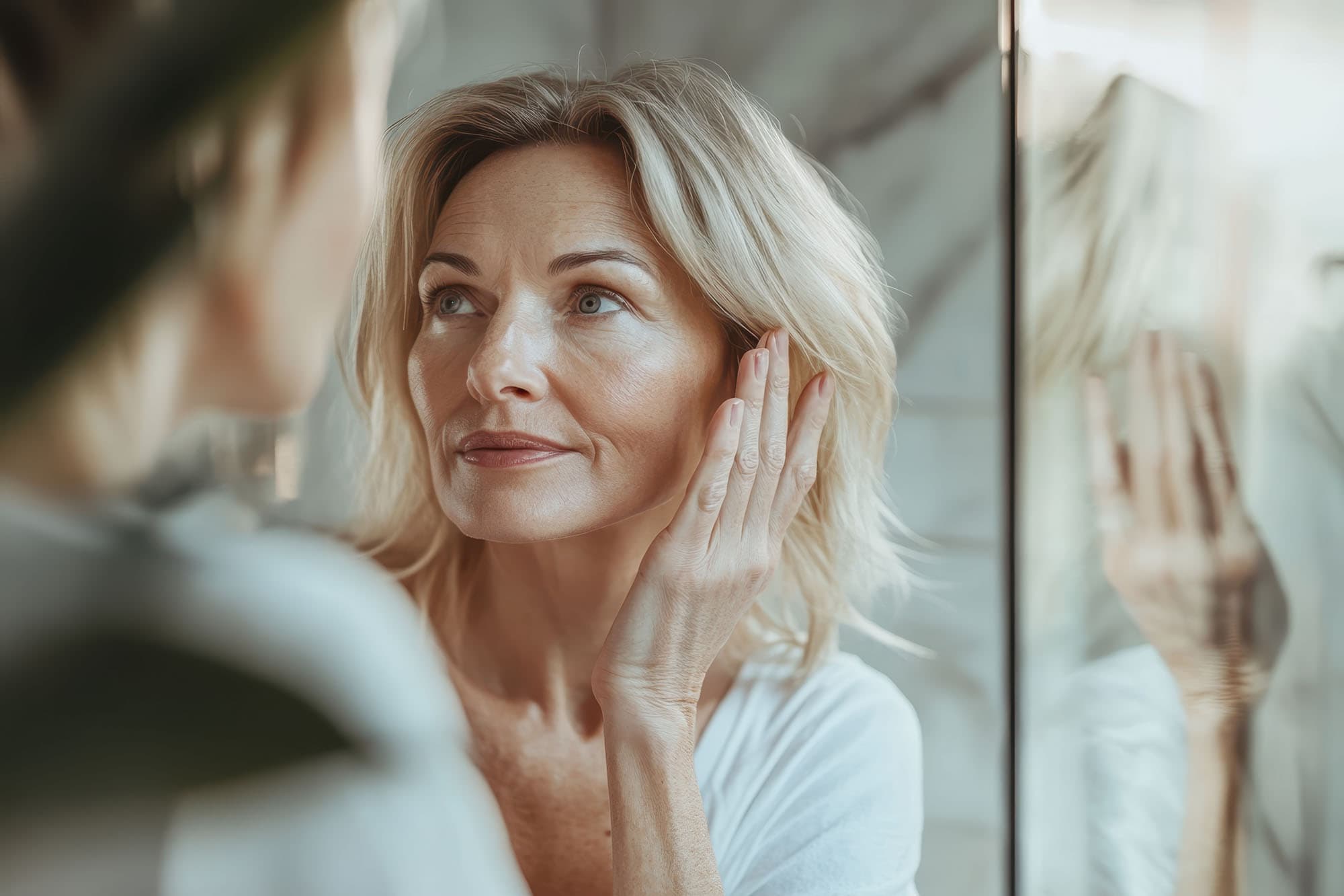 Stralende vrouw met jonge huid uitermate geschikt voor huidverbetering en anti-aging behandelingen.