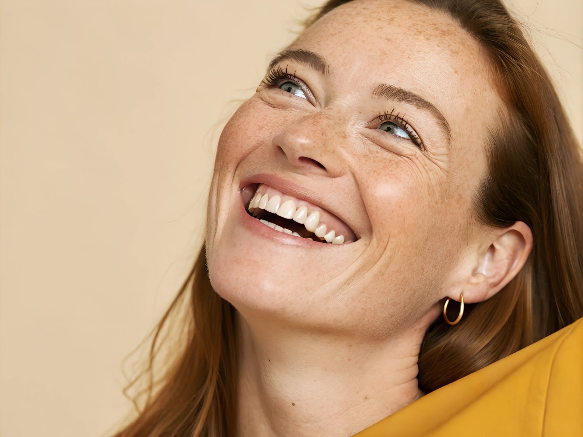 Stralende lach met ideale tanden door professionele tandheelkunde bij Glow Clinic.