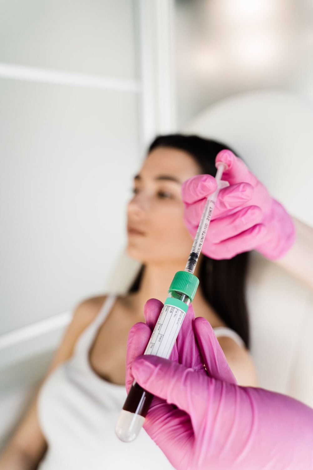 Gezicht met medische injectie, huidverjonging bij Glow Clinic.