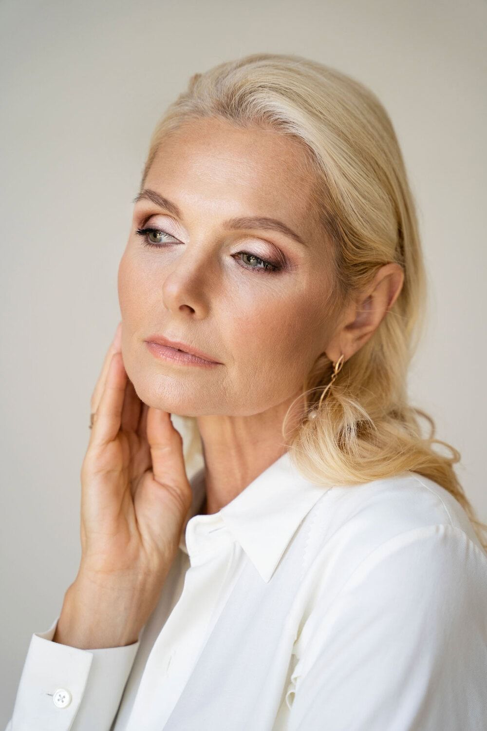 Stralende vrouw met jeugdige huid, close-up, huidverbetering en anti-aging behandelingen.