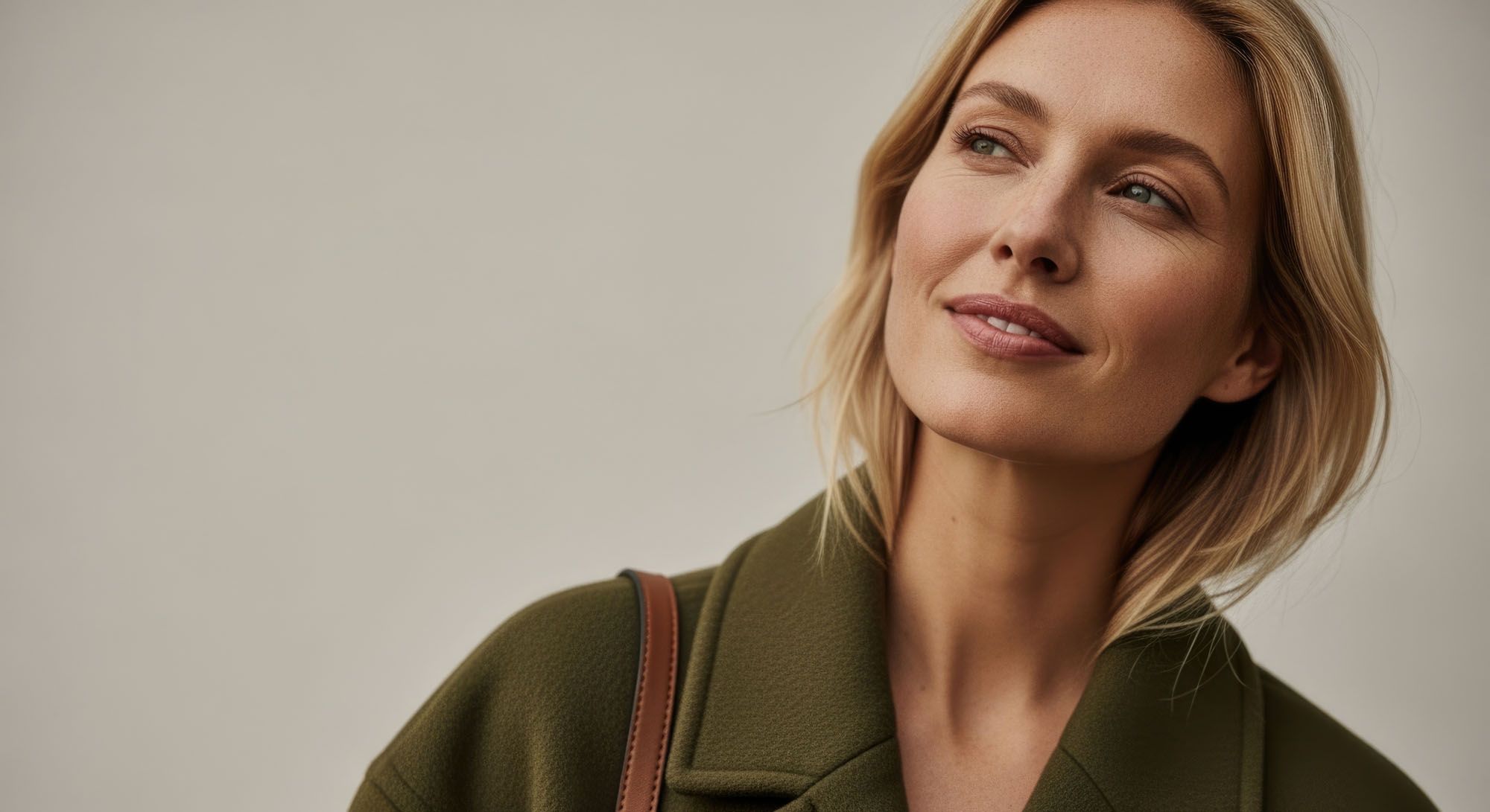 Lichte vrouw met natuurlijke uitstraling, gladde huid en frisse look.