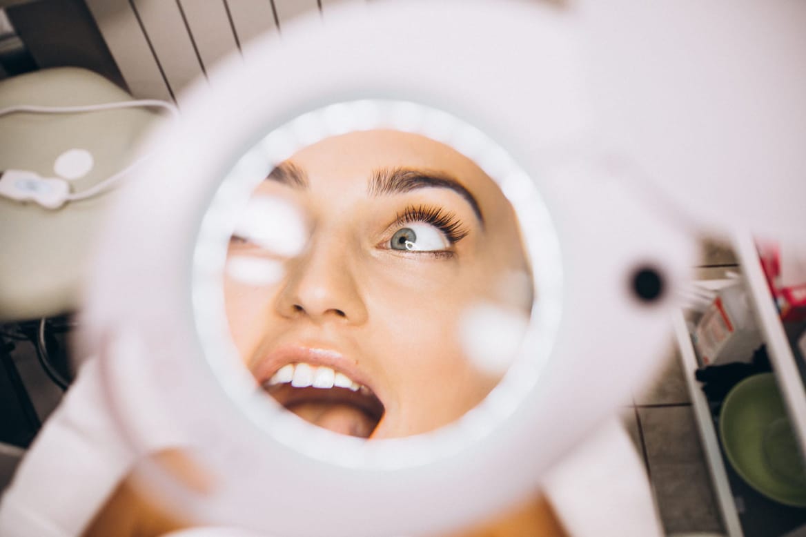 Gezichtsscan voor huidverbetering en huidanalyse bij Glow Clinic in Nederland.