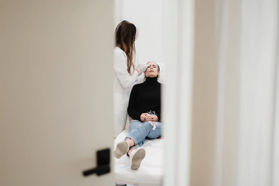Zorgvuldige huidbehandeling bij Glow Clinic, specialist in huidverbetering en huidverzorging voor een stralende huid.