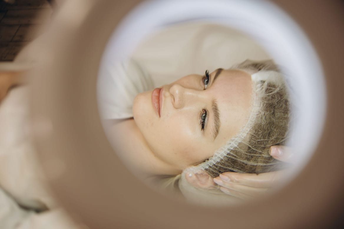 Stralende huid behandeling bij Glow Clinic voor een egalere en gladdere huid.