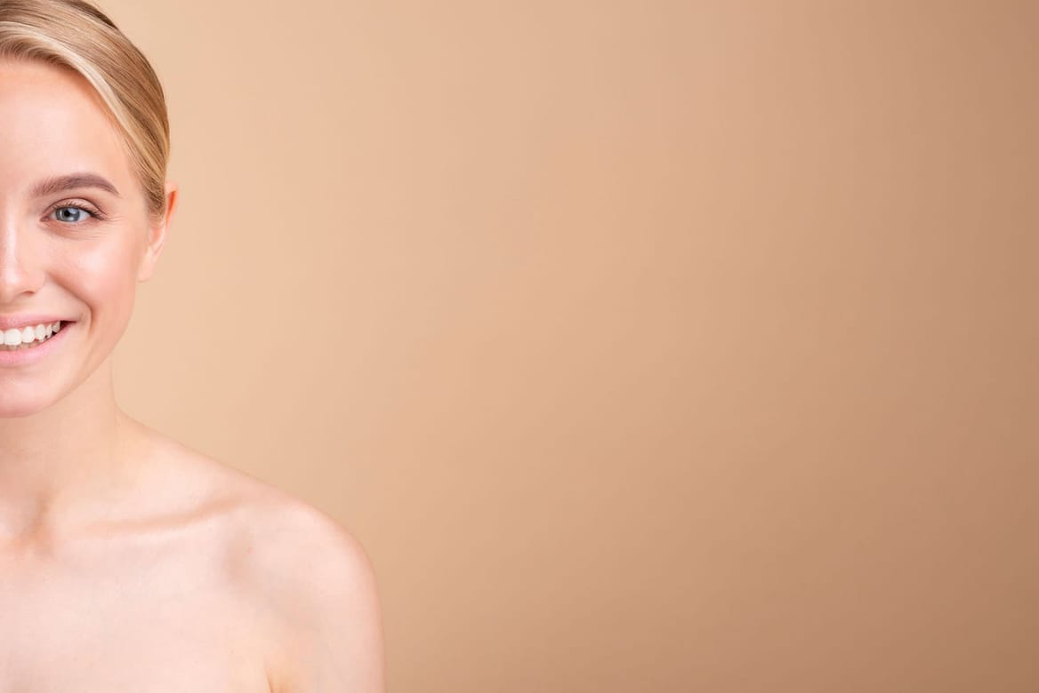 Vrouw met stralende huid, huidverbetering en huidverzorging, gezonde huid, schoonheidsspecialist, glow huid, huid behandeling, skincare, huidverzorging, schoonheid.